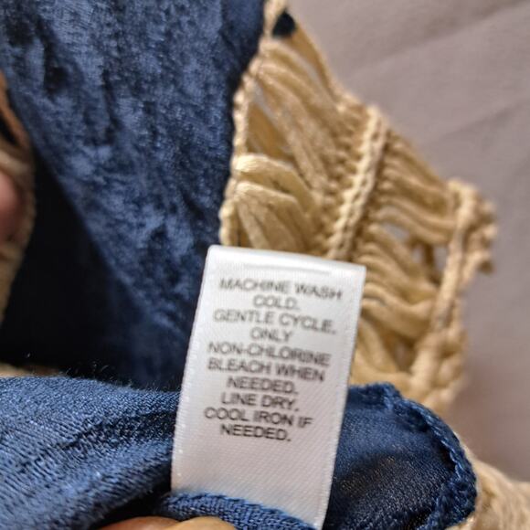 Cato Navy Blue Crinkle Material Cream Crochet Neckline Center Hem Arms Top Md - Picture 8 of 8